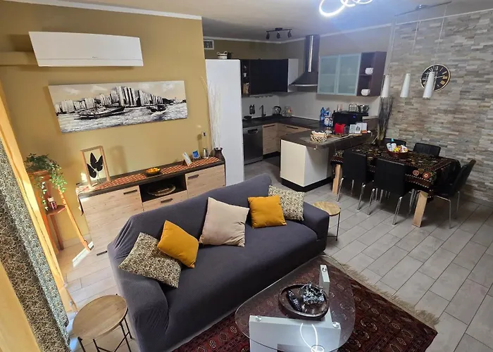 Varese Prime: Central Apartment with AC and Parking Near Train Station